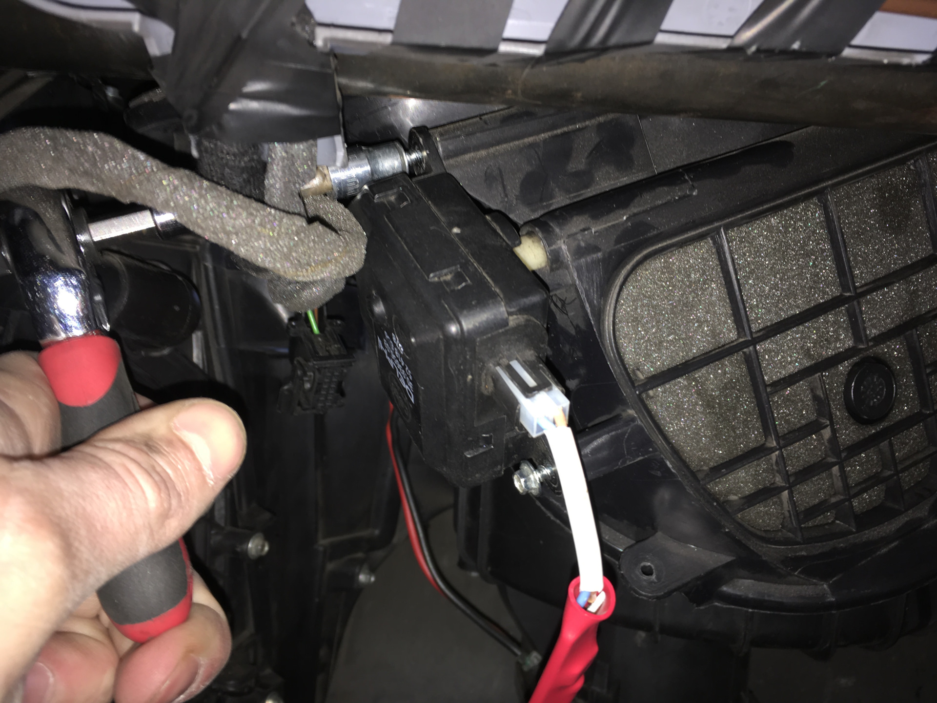 Самостоятельный ремонт заслонки рециркуляции воздуха на Opel Astra вполне возможен Заслонку можно заменить, но она будет выходить из строя довольно часто Поломки в основном связаны с трещинами заслонок старого образца, а также с выходом из строя электропр