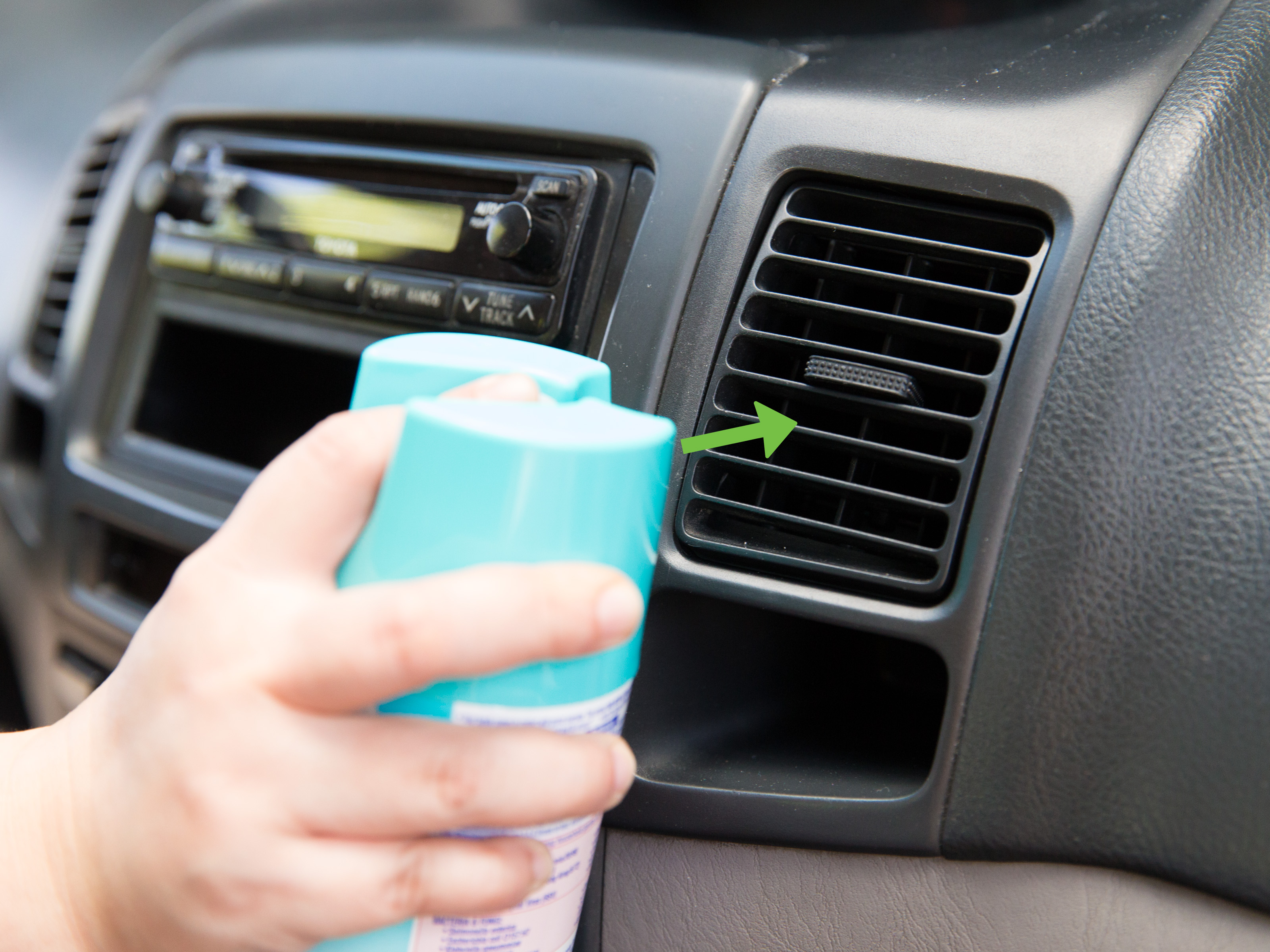 Почему появляется неприятный запах при включении кондиционера в машине