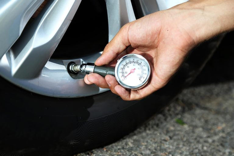 Как правильно проверить давление в шинах автомобиля манометром и другими приборами
