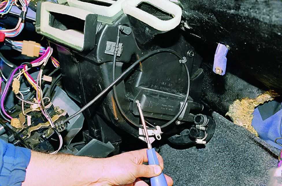 Современный и дедовский способы эффективной очистки от загрязнений радиатора печки ВАЗ-2109 Процесс и последовательность выполнения работы