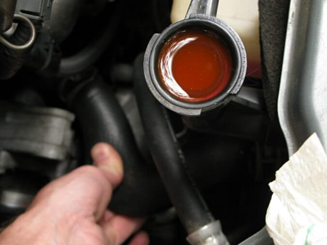 Почему двигатель ест масло: причины, что делать, ест масло, но не дымит