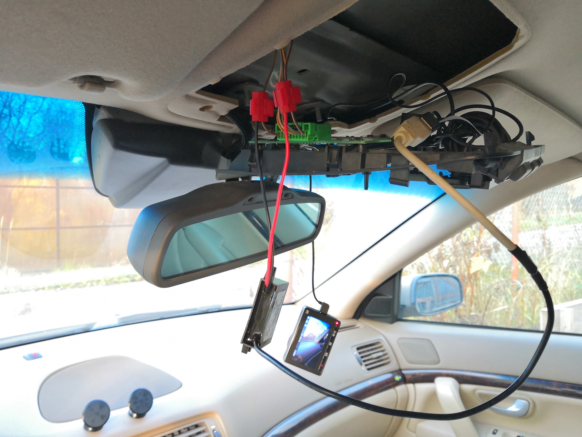 Для фиксации ситуаций на дороге машину оснащают видеорегистратором Подключить устройство можно как в сервисе, так и своими руками