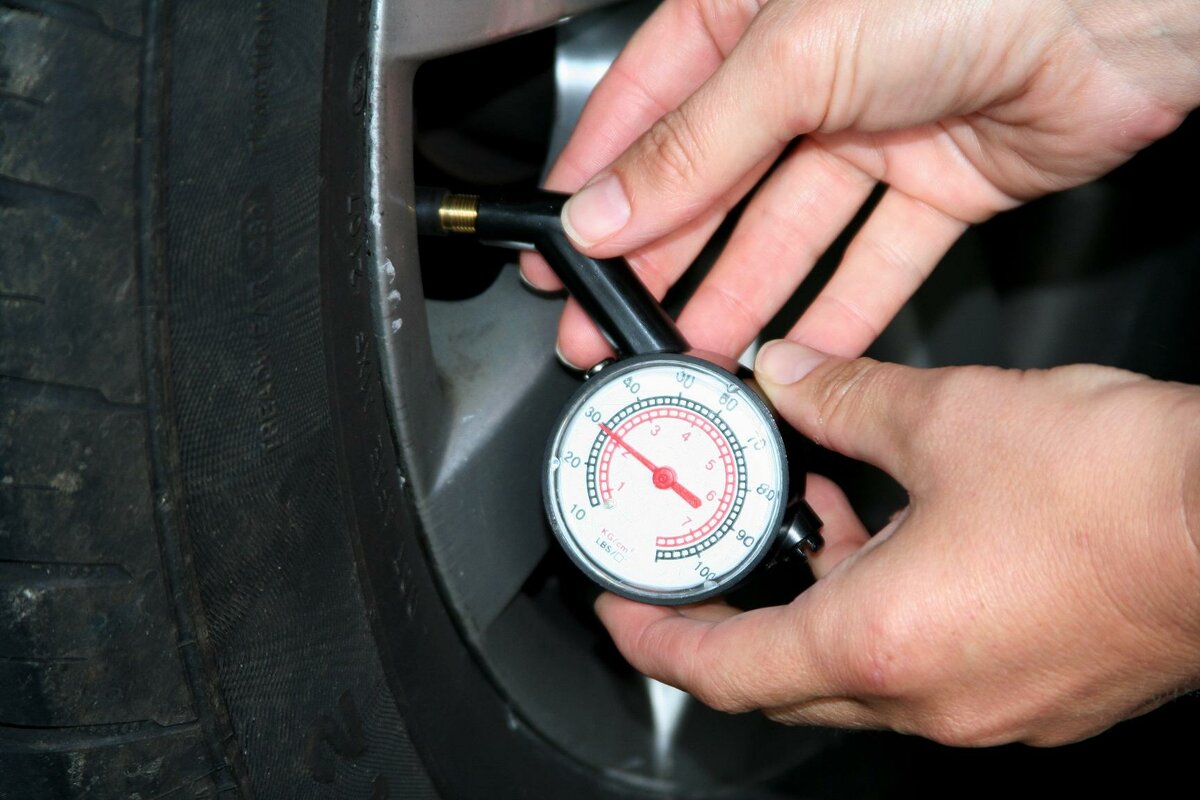 Какое давление должно быть в шинах, чем измеряют давление