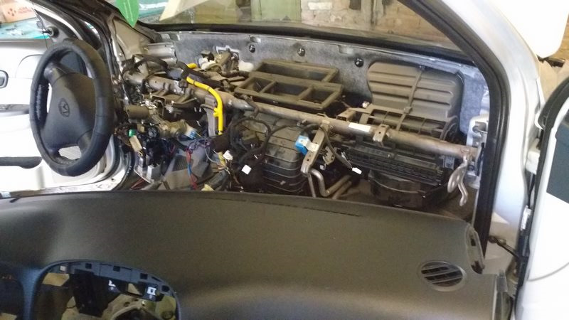 При выходе из строя системы отопления нередко требуется поменять радиатор печки автомобиля Hyundai Getz Для этого нужно следовать инструкциям и быть предельно аккуратным при демонтажных работах и обратной сборке узла